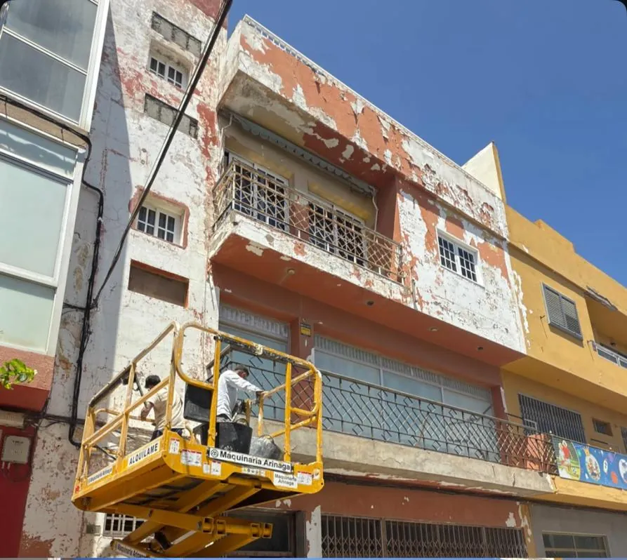 Fachada rehabilitada y pintada en Gran Canaria