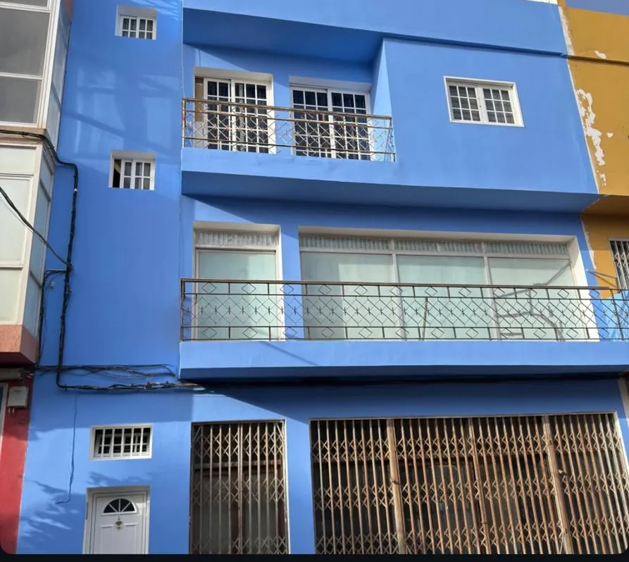 Fachada rehabilitada y pintada en Gran Canaria