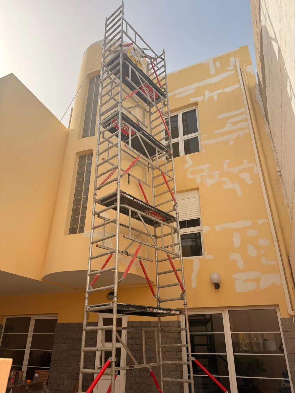 Fachada rehabilitada y pintada en Gran Canaria