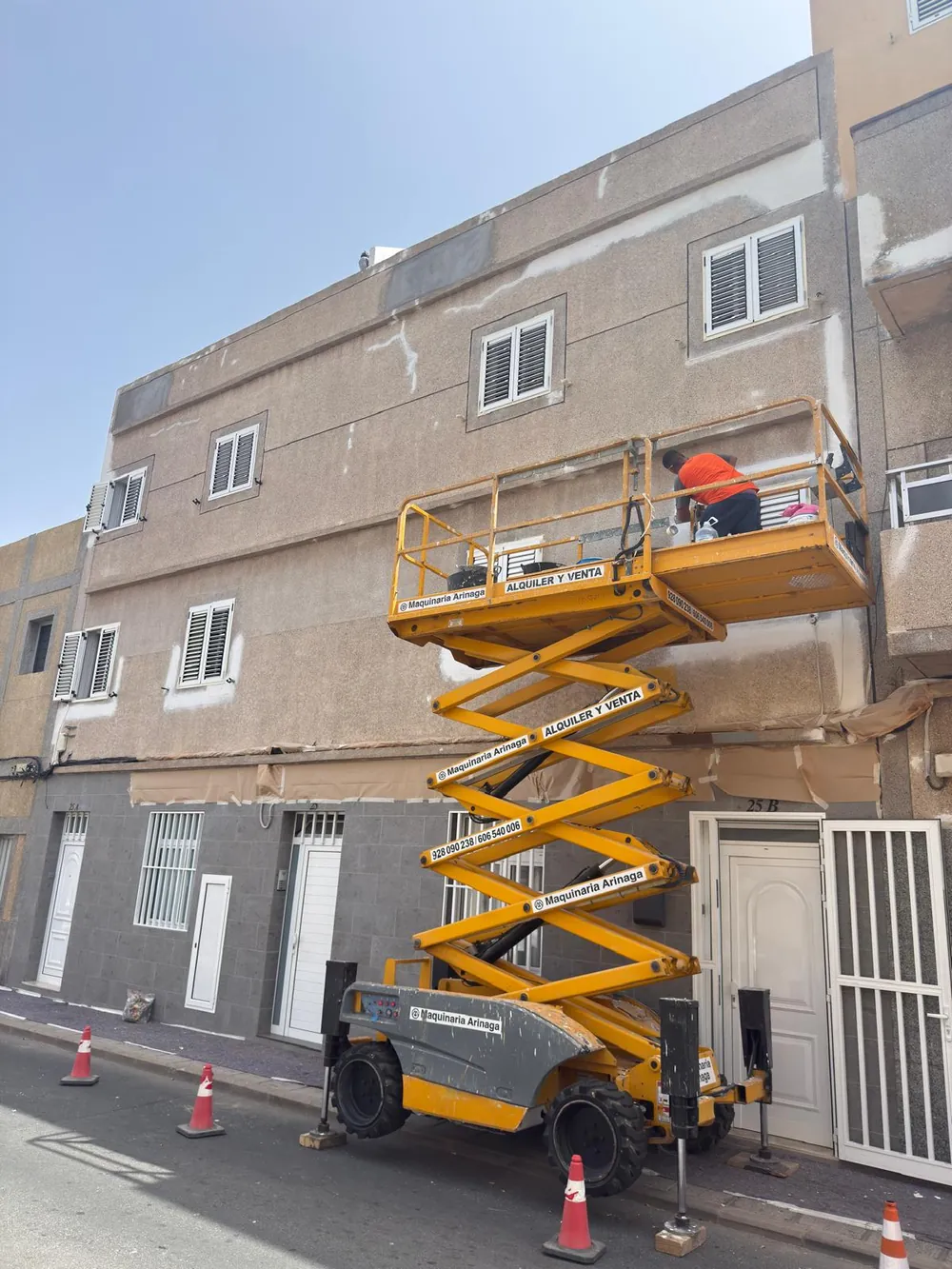Fachada rehabilitada y pintada en Gran Canaria